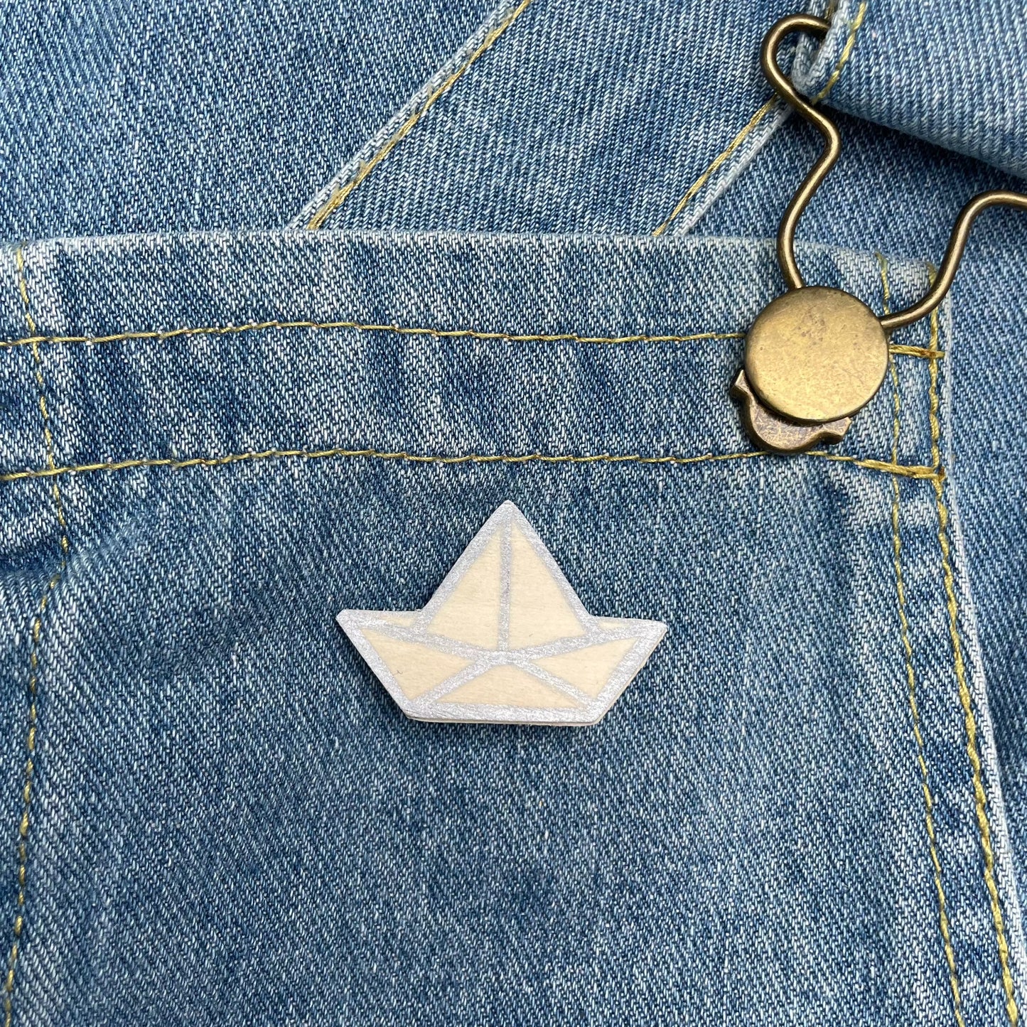 Broche bateau bois argent