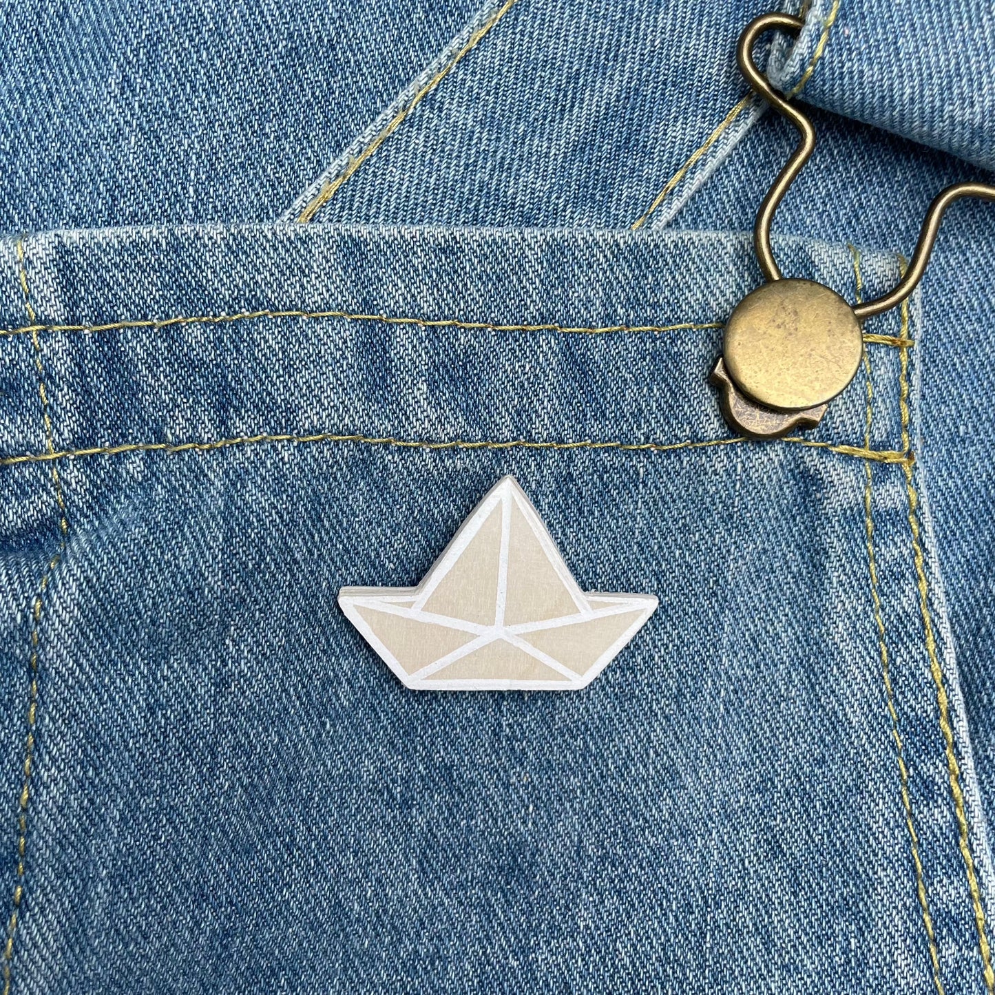 Broche bateau bois blanc