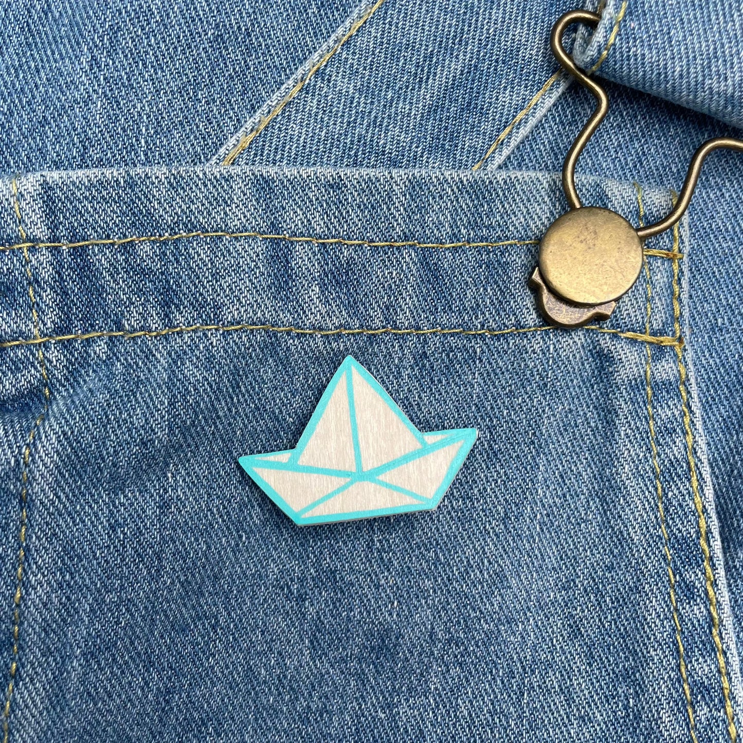Broche bateau bois turquoise