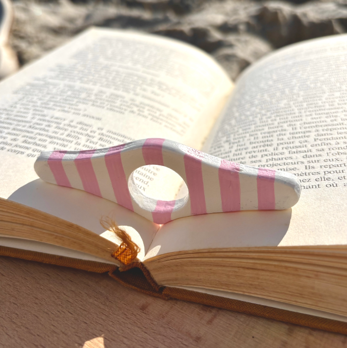 bague de lecture sakura dans le livre