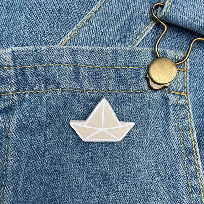 Broche bateau bois blanc